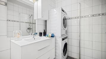 City Apartment, 3 Bed (Ground Floor) | Bathroom