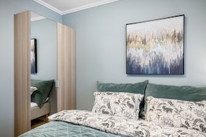 City Apartment, 3 Bed (Ground Floor) | 3 bedrooms, iron/ironing board, free WiFi