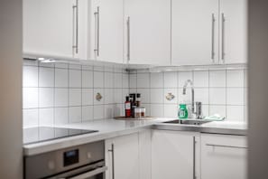City Apartment, 3 Bed (Ground Floor) | Private kitchen | Full-size fridge, oven, stovetop, dishwasher