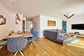 Fernseher, Bücher, Stereoanlage