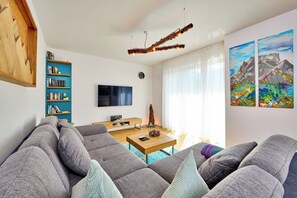 Fernseher, Bücher, Stereoanlage