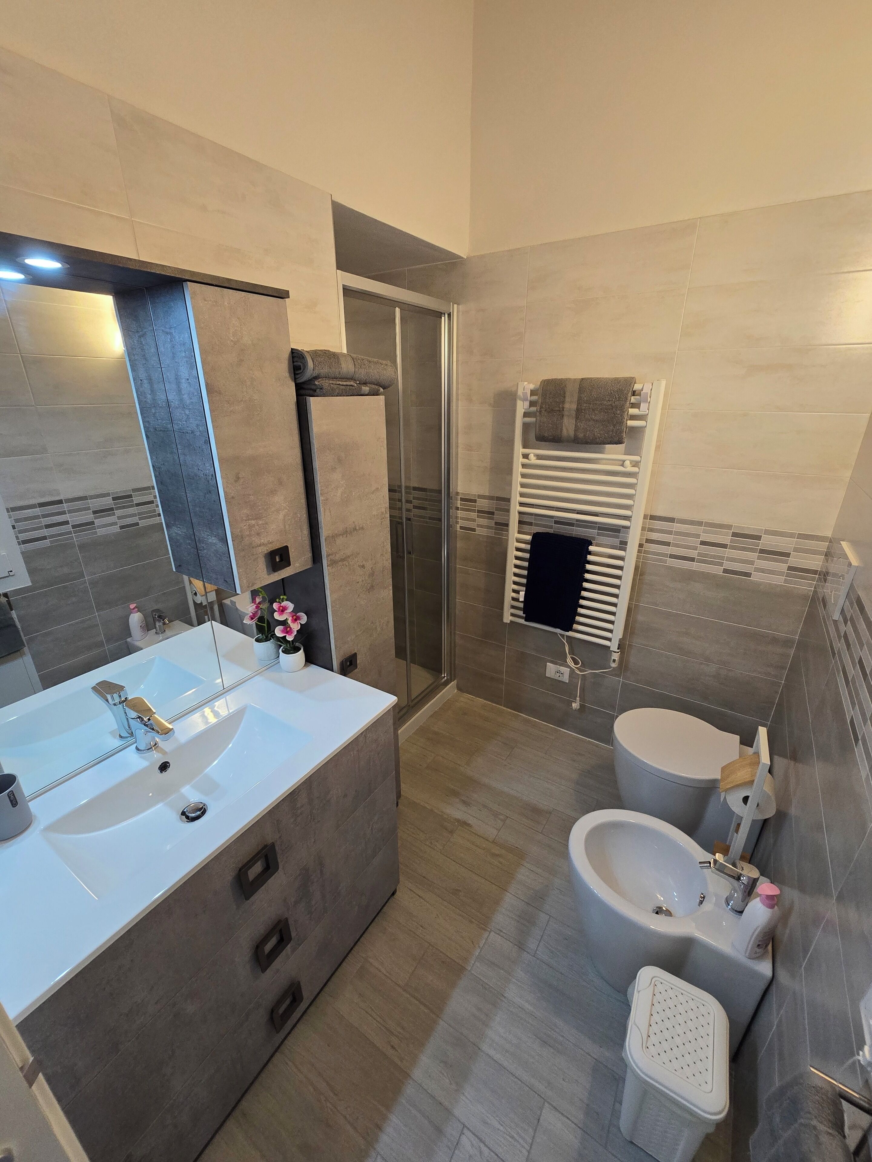 Douche, sèche-cheveux, bidet, serviettes fournies