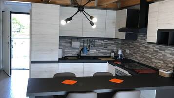 Refrigerador, microondas, horno, placa de cocina