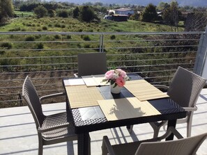 Outdoor dining - BRAND NEW APARTMENT JUST MINUTES FROM THE SEA (Sarzana)