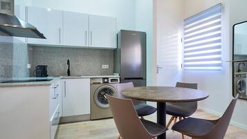 Een koelkast, een koffiezetapparaat/waterkoker