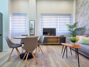 Dining - Del Parque Flats Capuchinos: Cosy Studio in Historic Malaga with Double Bed & Sofa Bed (Málaga)