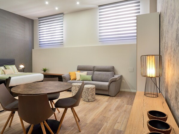 Interior - Cozy Studio in Historic Malaga Center - Ideal for Families & Groups (Málaga)