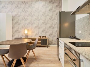 Fridge, coffee/tea maker