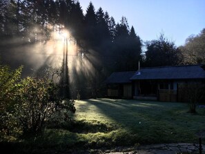 Property grounds - Luxury riverside lodge with covered terrace (Horningtops)