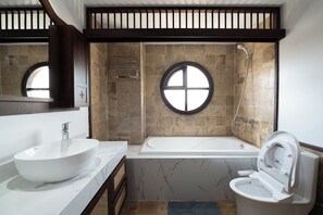 Habitació doble familiar, 2 dormitoris | Bany | Capçal de dutxa tipus cascada, assecador de cabells, sabatilles i bidet 