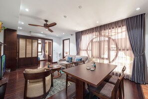 Habitación familiar, 2 habitaciones | Zona de estar | Smart TV de 50 pulgadas con canales por cable, una televisión