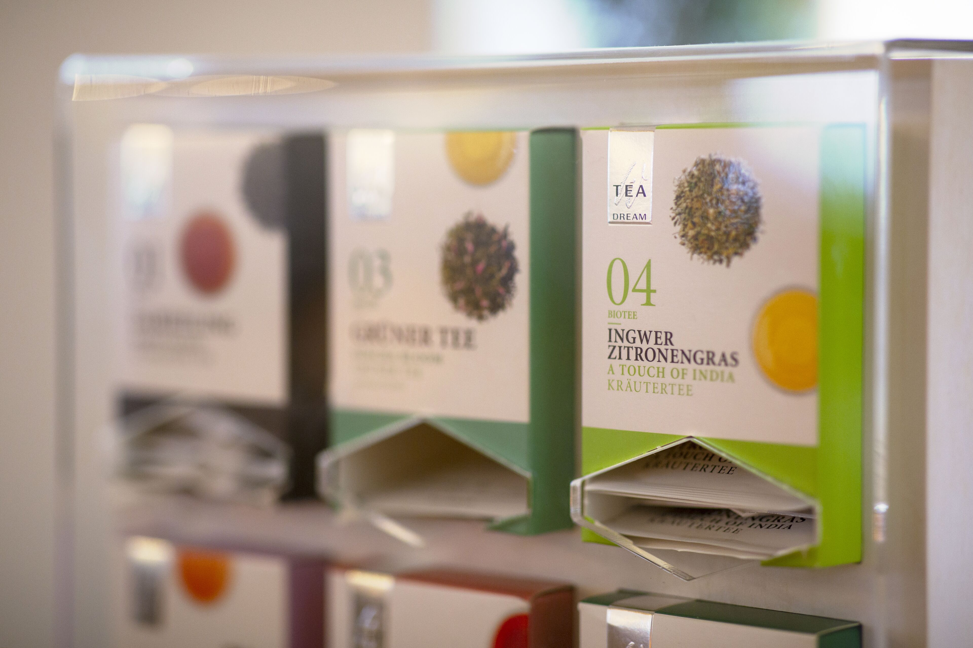 Variedad de cajas de té con etiquetas que especifican diferentes tipos.
