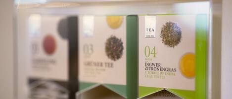 Variedad de cajas de té con etiquetas que especifican diferentes tipos.