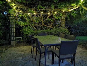 تناول الطعام بالخارج