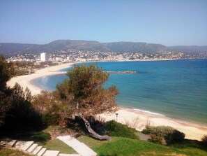On the beach - Beachfront Apartment with Terrace, Parking - Sleeps 4 (Le Lavandou)