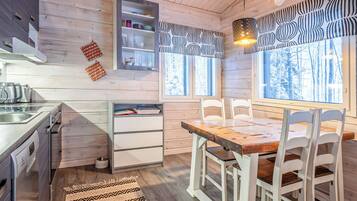 Kjøleskap, mikrobølgeovn, oppvaskmaskin og kjøkkenutstyr