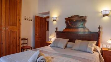 4 bedrooms, iron/ironing board, WiFi