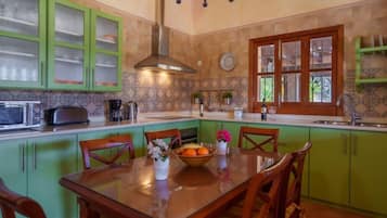 Frigorífico, microondas, horno y lavavajillas