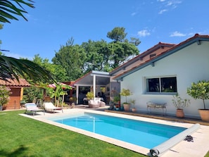 Una piscina al aire libre, una piscina climatizada