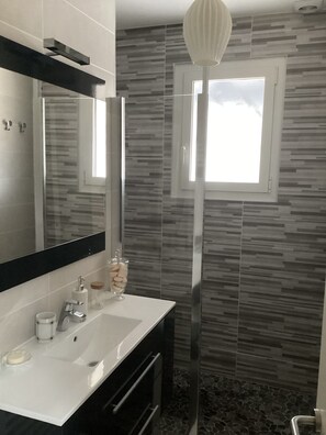 Dusche, Haartrockner, Handtücher