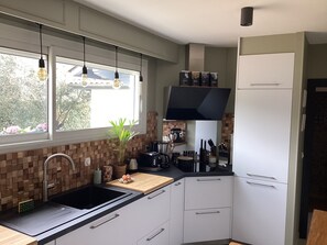 Réfrigérateur, micro-ondes, four, plaque de cuisson