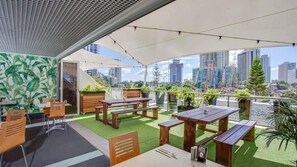 Outdoor dining - Deluxe Twin Studio in Surfers Paradise - CoastHM (Surfers Paradise)
