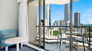 Interior - Deluxe Twin Studio in Surfers Paradise - CoastHM (Surfers Paradise)