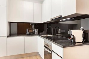 Kühlschrank, Mikrowelle, Ofen, Herdplatte