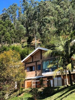Vista frontal de la propiedad