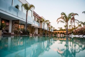 A modern hotel with a pool, palm trees, and lounge areas. - Elite Bay Hotel Lalez Durres (Ishëm)