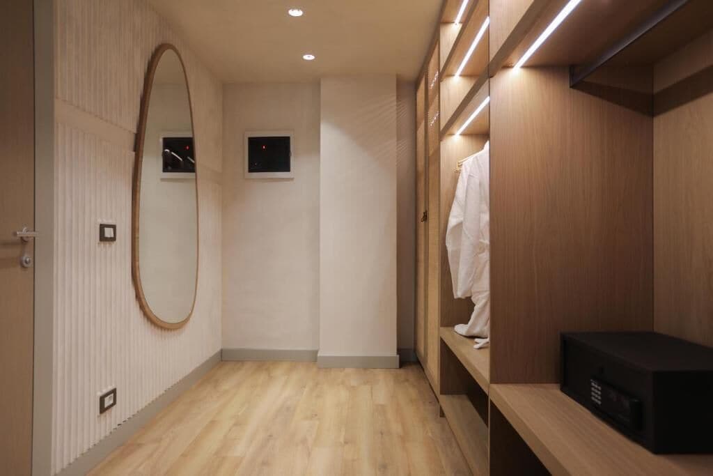 Une salle de bain moderne avec un meuble-lavabo en bois, un miroir et un porte-serviettes.
