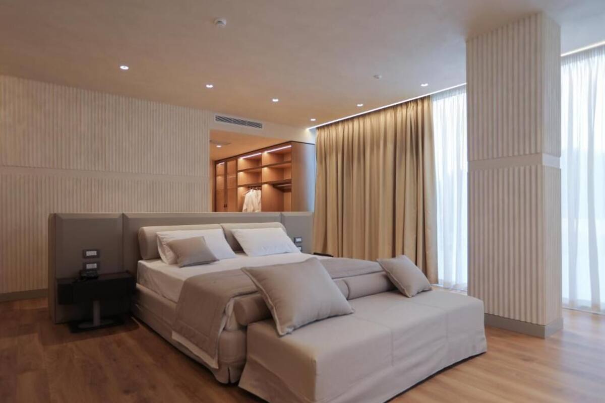 Deluxe Vip Suite | 高級寢具、迷  你吧、房內夾萬、書桌
