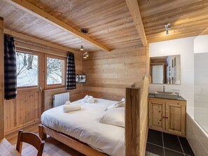 4 bedrooms, free WiFi, bed sheets