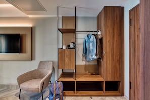 Allergiatestatut vuodevaatteet, tallelokero huoneessa, työpöytä