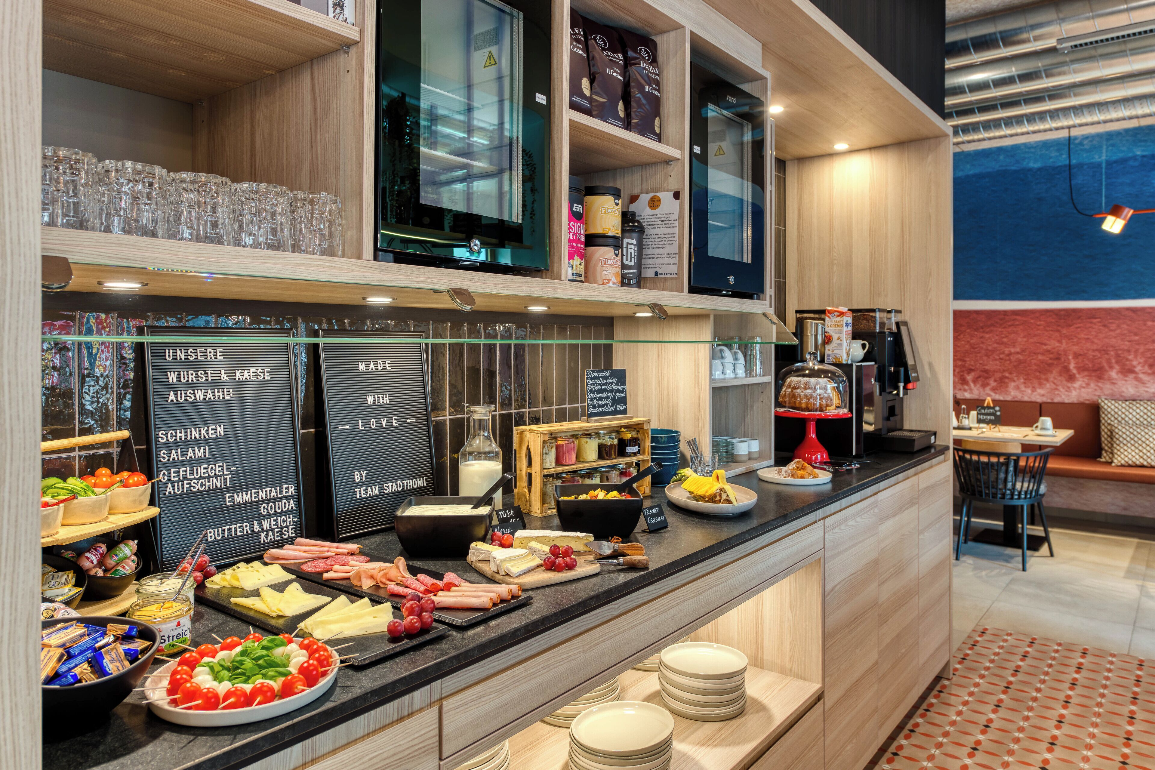 Un espace buffet proposant une variété de plats et un coin café.