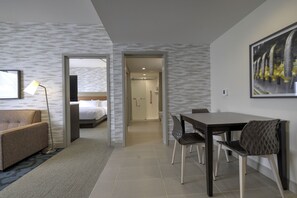 Een bureau, een laptopwerkplek, een strijkplank/strijkijzer, beddengoed