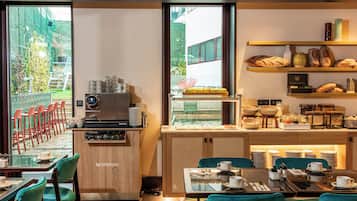 Desayuno buffet (EUR 20 por persona)