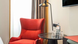 Familierom, 1 queensize-seng, rom vegg-i-vegg | Minibar, safe på rommet, lydisolert og wi-fi (inkludert)