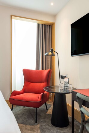 Familiekamer, 1 queensize bed, kamers met tussendeur | Een minibar, een kluis op de kamer, geluiddichte muren, gratis wifi