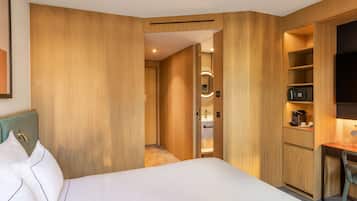 Rom, 1 queensize-seng, balkong | Minibar, safe på rommet, lydisolert og wi-fi (inkludert)