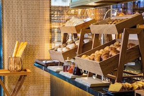 A bakery display with various breads and pastries. - Arts Hotel Porto, Tapestry Collection By Hilton (Porto)