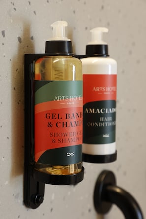 Hair dryer, towels, soap, shampoo - Arts Hotel Porto, Tapestry Collection By Hilton (Porto)