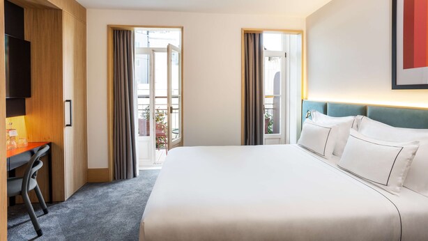 Rom, 1 queensize-seng, balkong | Minibar, safe på rommet, lydisolert og wi-fi (inkludert)