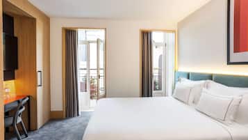 Room, 1 Queen Bed, Balcony | Minibar, in-room safe, soundproofing, free WiFi