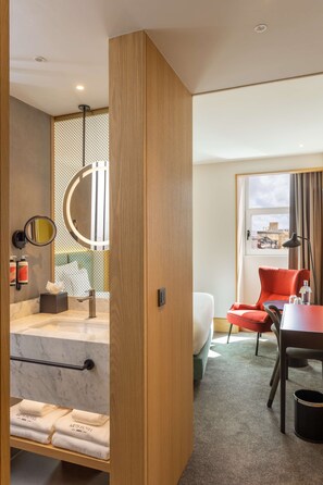 Room, 1 Queen Bed | Bathroom | Hair dryer, towels, soap, shampoo - Arts Hotel Porto, Tapestry Collection By Hilton (Porto)