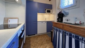 A compact kitchen with a microwave, sink, and coffee maker. - Family home near beach in Saint-Denis d'Oléron, enclosed garden (Saint-Denis-d'Oléron)