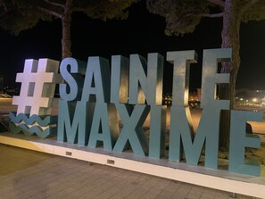 A large outdoor sign with the text "#SAINTE MAXIME" in capital letters. - Air-conditioned Provençal mazet for 10 people (Sainte-Maxime)