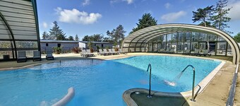 Chalet for 4 with Heated Pool, Terrace, Near Beach and Shops