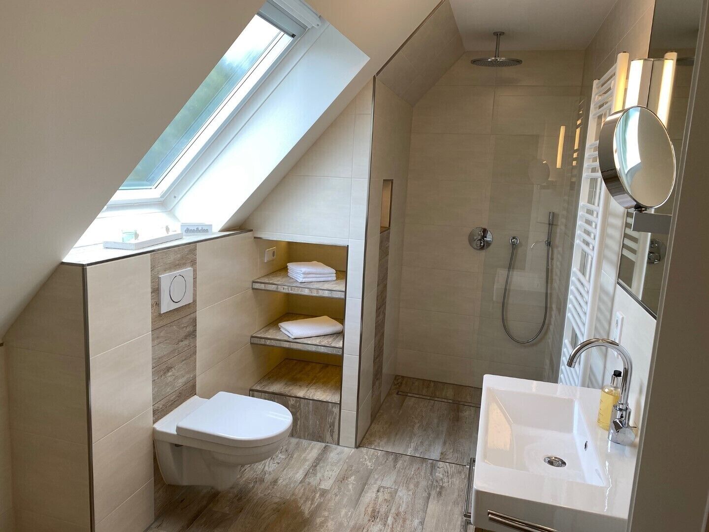 Een haardroger, handdoeken, zeep, toiletpapier