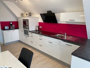 Køleskab, mikrobølgeovn, ovn, kogeplade